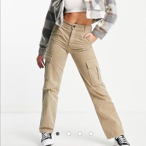 Stradivarius kaki straight fit cargo pants for women. Size 6
